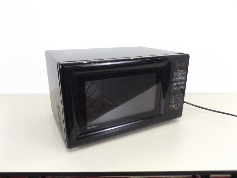 lot 62 image: Kenmore 1000 Watt Quick Touch Turntable Microwave