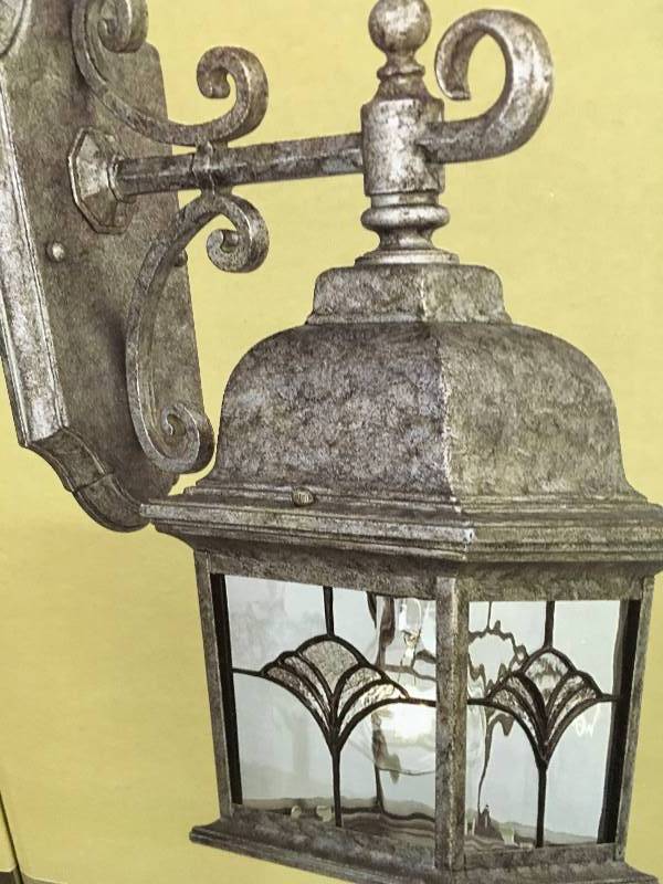 lot 58 image: Set of 2 Progress Lighting P5994-50 1-Light Wall Bracket with Water Patterned Glass and Faux Tiffany Art Glass Accents, Golden Baroque New