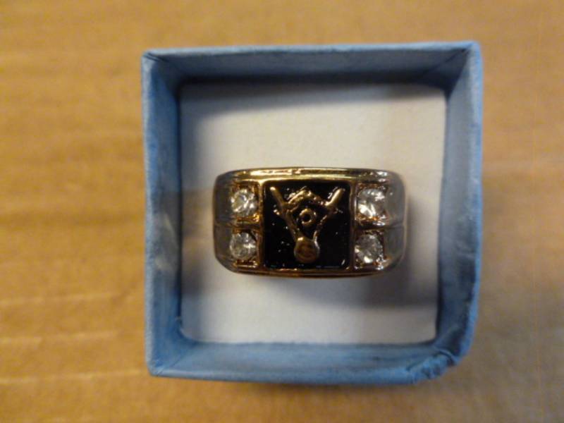 lot 14 image: Mens Ring