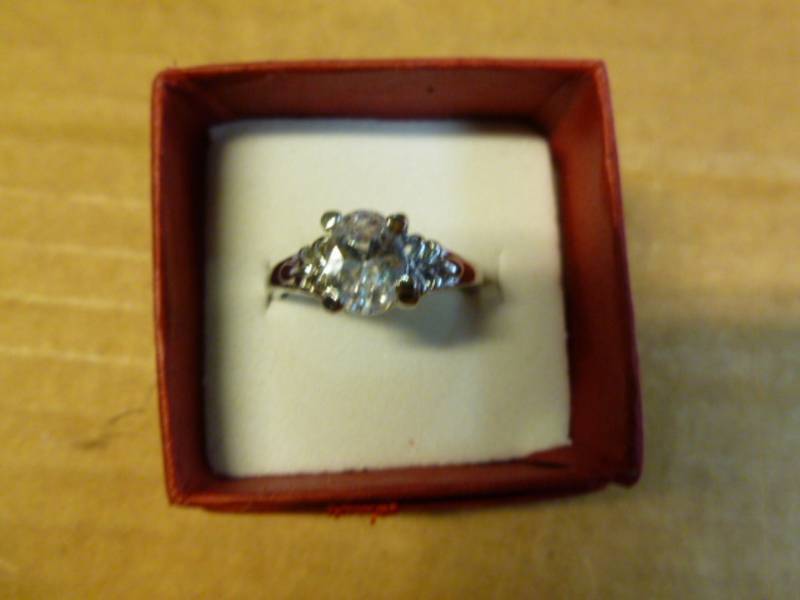 lot 17 image: Ladies Ring
