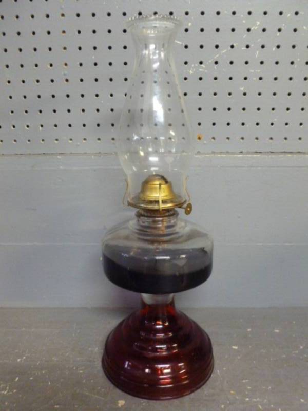 lot 44 image: Vintage Oil Lamp