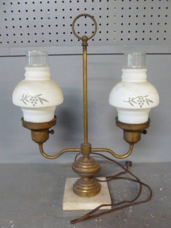 lot 46 image: Vintage Lamp