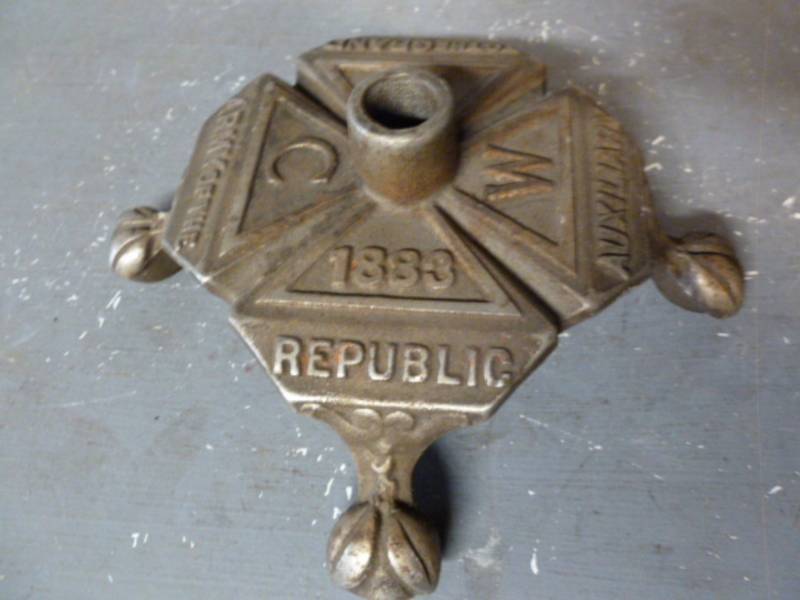 lot 100 image: Antique Cast Iron Stand