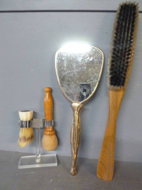 lot 111 image: Vintage Grooming Items