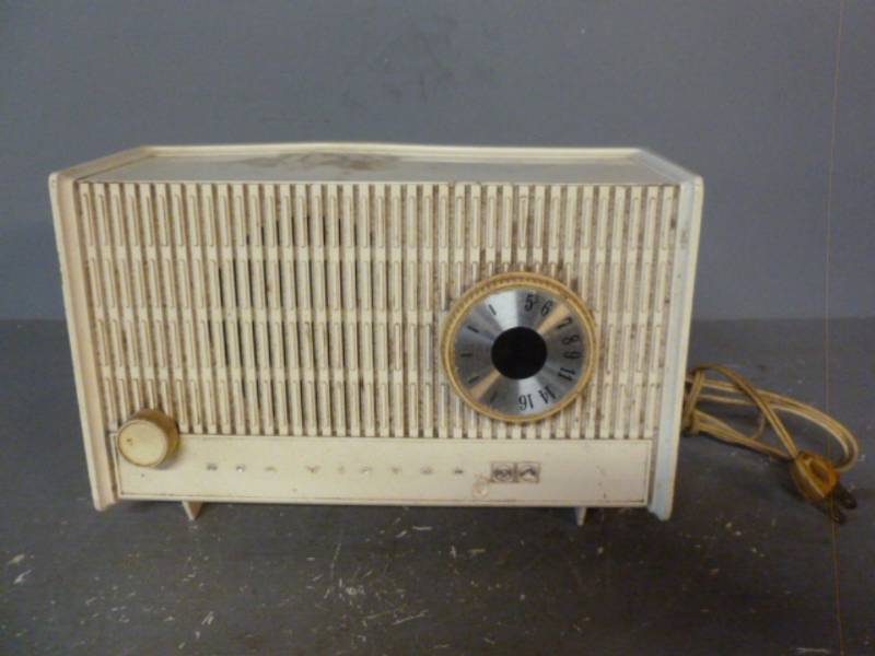 lot 136 image: Vintage Radio