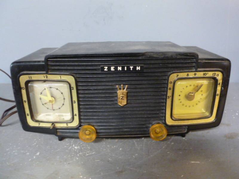 lot 137 image: Vintage Radio