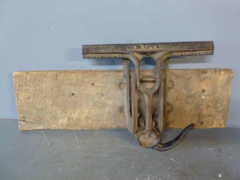 lot 153 image: Antique Saw Vise