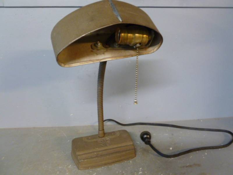 lot 230 image: Vintage Lamp