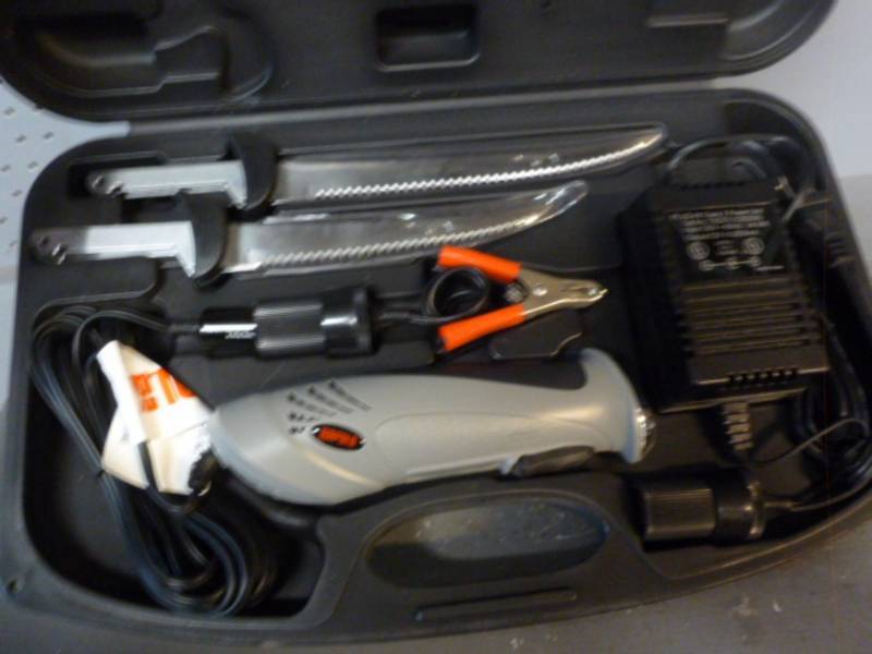 lot 231 image: New Rapala Electric Fillet Knife Set