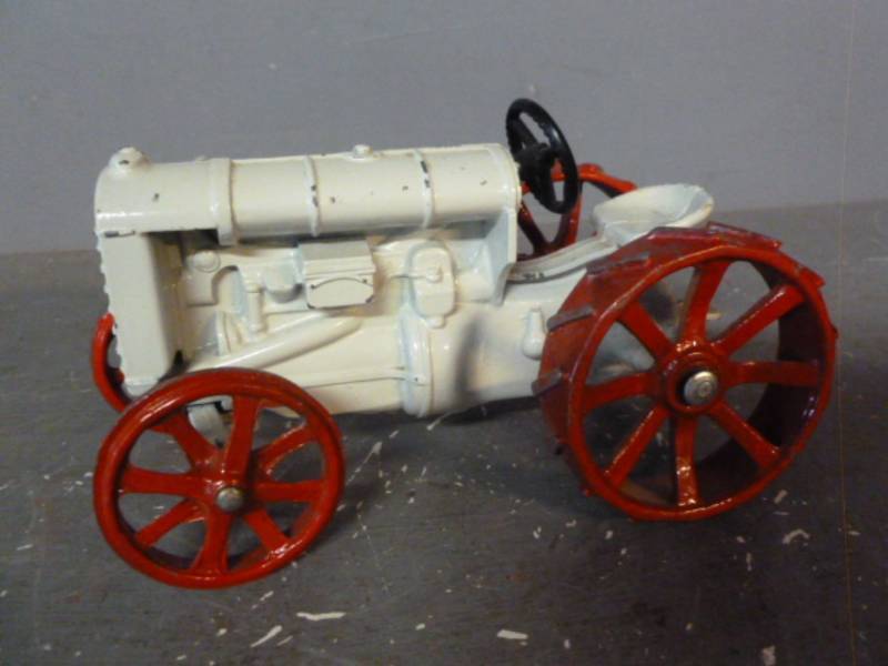 lot 233 image: Die Cast Metal Tractor