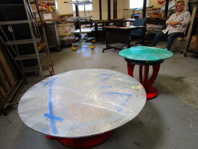lot 104 image: ULTRA MODERN COFFEE TABLE AND END TABLE