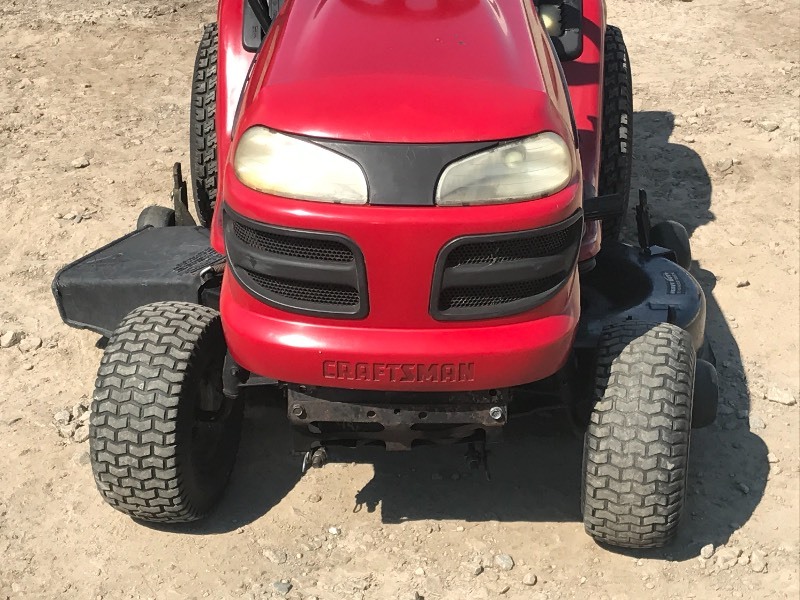 lot 4 image: Craftsman DLT-3000 Lawn Tractor