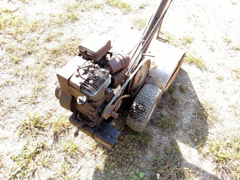 lot 21 image: Craftsman 5 hp Rotor Tiller, Works...