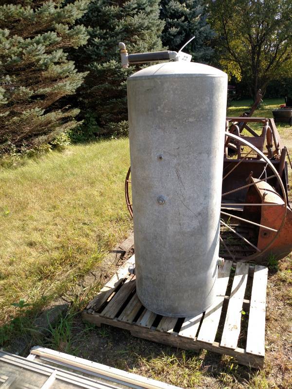 lot 22 image: Galvanized Tank, 120 Gallon, Approx...
