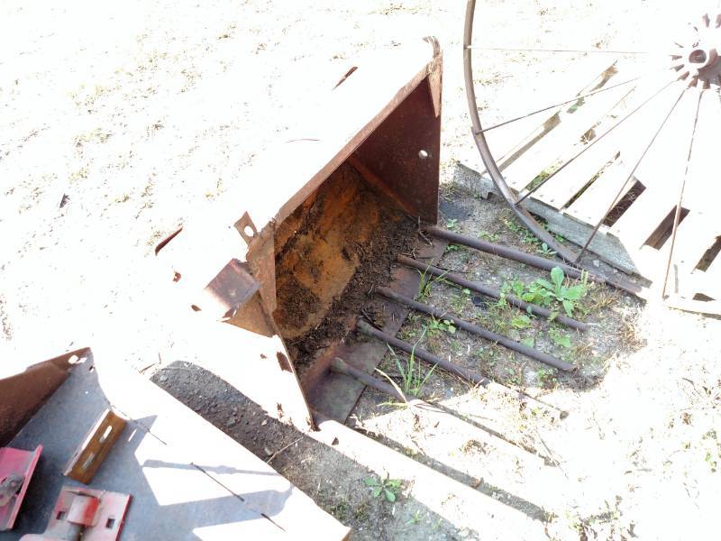 lot 24 image: 32 Manure Bucket...