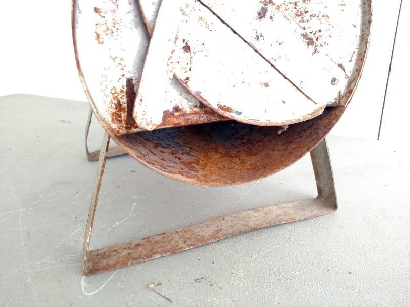 lot 66 image: Ice House Wood Stove ...