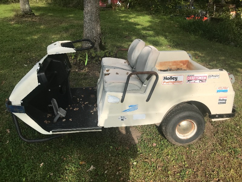lot 4 image: 3-WHEEL HARLEY DAVIDSON GOLF CART W GAS ENGINE