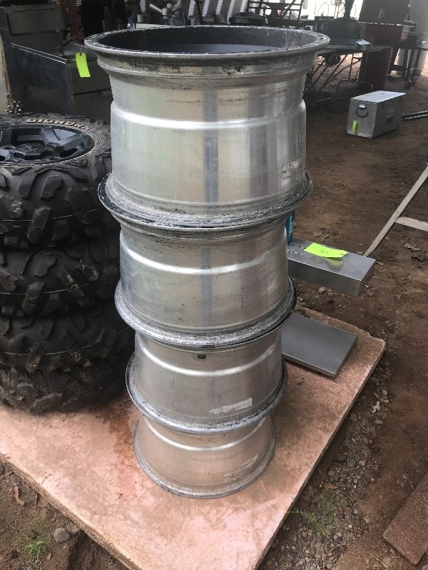 lot 32 image: 4 ALUMINUM RIMS