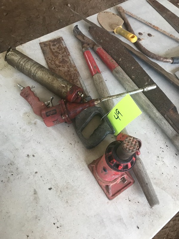 lot 49 image: LOT OF HAND TOOLS