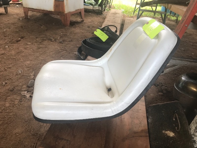lot 76 image: GARDEN TRACTOR SEAT