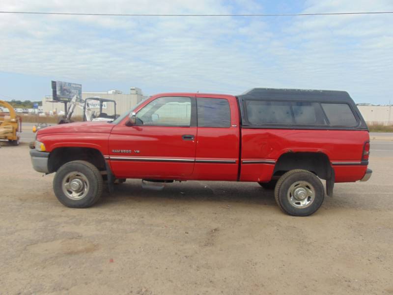 lot 2 image: 1996 Dodge Ram SLT 2500 4x4 With Topper