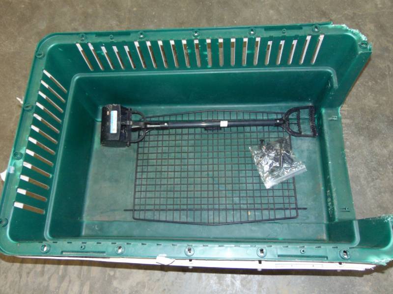 lot 39 image: Large Dog Kennel and Pooper Scooper