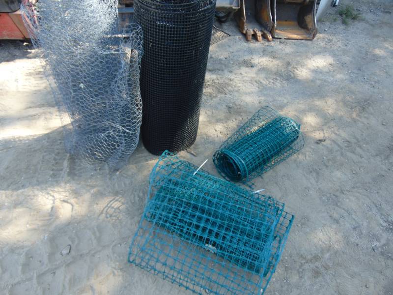 lot 85 image: (4) Rolls of Fencing