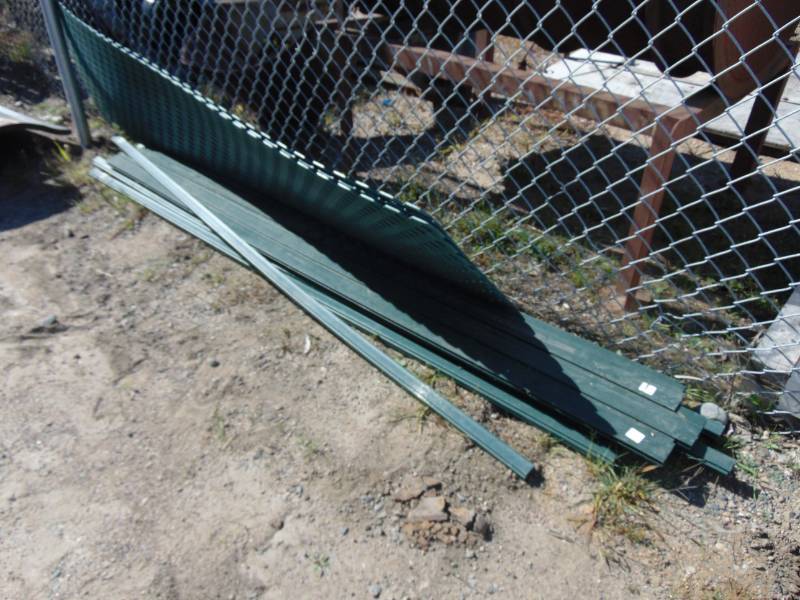 lot 88 image: (3) Sections of Lattice and A Bunch of Connector Pieces
