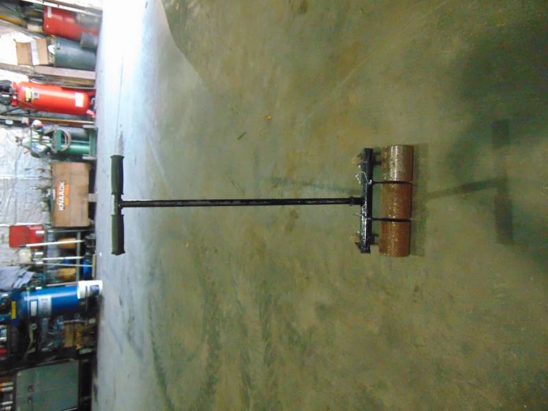 lot 100 image: Linoleum Roller With Wheels