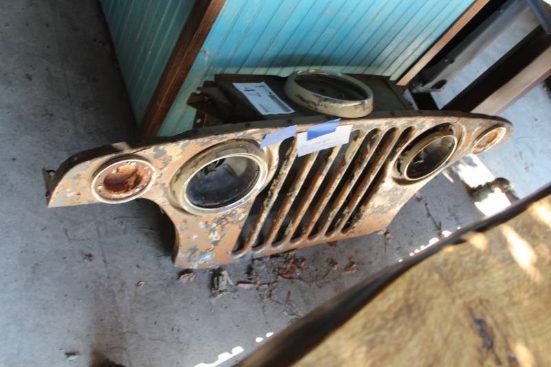 lot 47 image: Jeep Grill