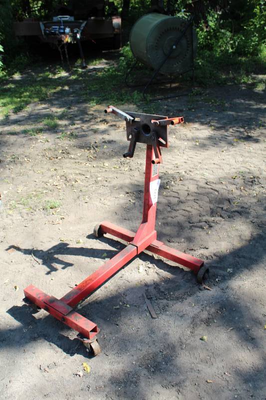 lot 109 image: 750 lbs. Engine Stand