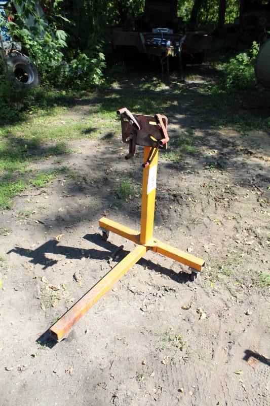 lot 108 image: 750 lbs. Engine Stand