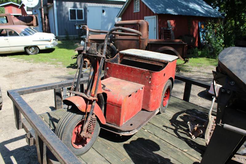 lot 101 image: 1940s - 1950s Cushman 3-Wheeler w 1990s Conversion