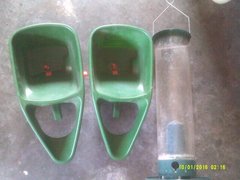 2 LAWN SEEDERS 1 BIRD FEEDER