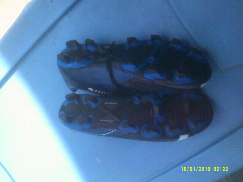 SZ 9.5 MENS FOOTBALL CLEATS