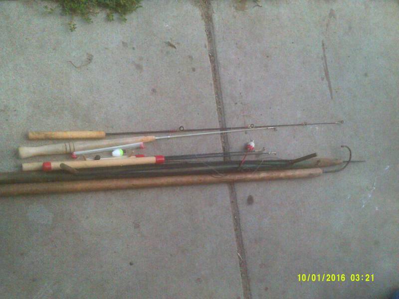 5 ICE FISHING RODS 1 HOOKER