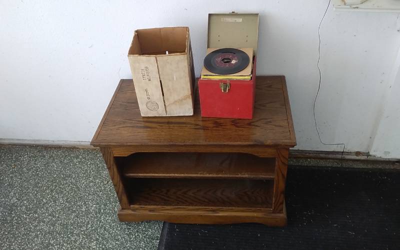 lot 6 image: Oak TV Stand Shelf On Wheels 30x18x21 & Assorted 45s Mostly 60s-70s