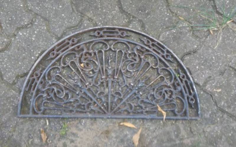 lot 11 image: Cast Iron Ornamental 12 Round 23x12