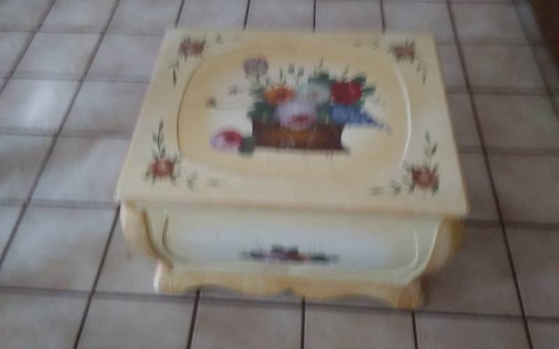 lot 13 image: Painted Wood Storage Chest 20x16x3
