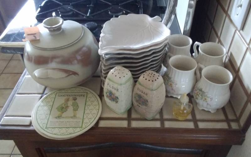 lot 17 image: Francoma Pottery Bean Pot, Leaf Plates 9-Grey, 2-White, Trivets, Salt & Pepper Shaker, Mugs