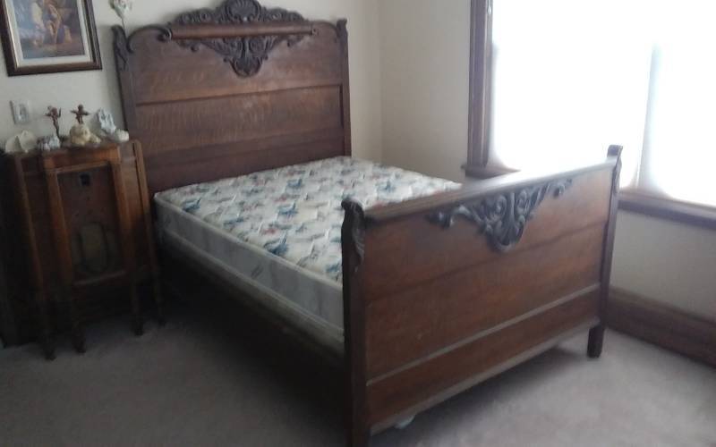 lot 28 image: Vintage Bed Matches Lot 27- 56x78