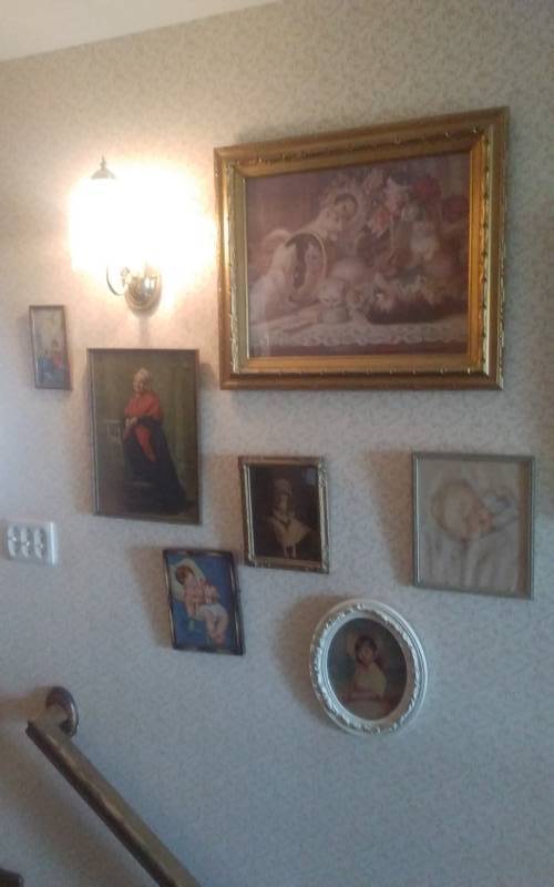lot 31 image: Collection Of Wall Decor-Babies, Kittens, Old Lady (7 Pieces)