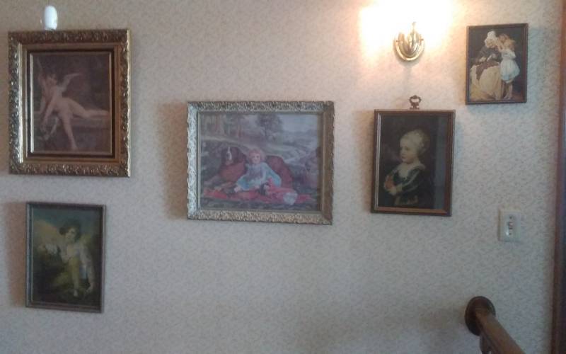 lot 32 image: Collection Of Wall Decor-Angles, Children (5 Pieces)