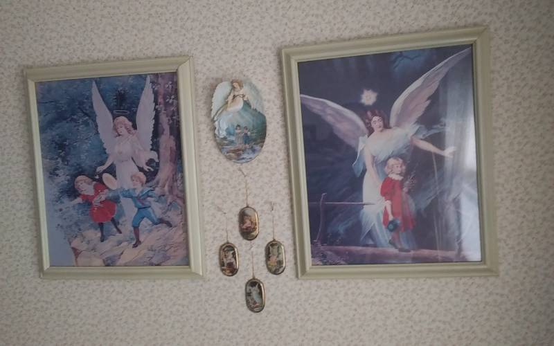 lot 46 image: Wall Decor Angels, Pictures, Plates, Ornaments