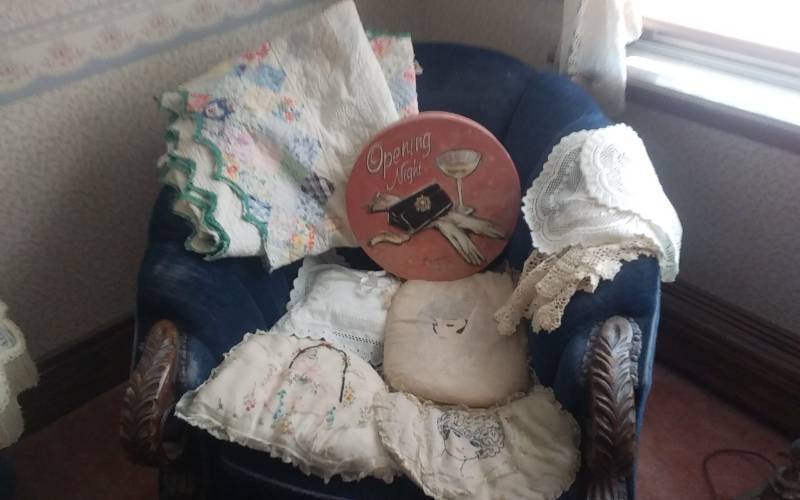 lot 49 image: Vintage Patchwork Quilt, Old Embroidered Pillows, Doilies