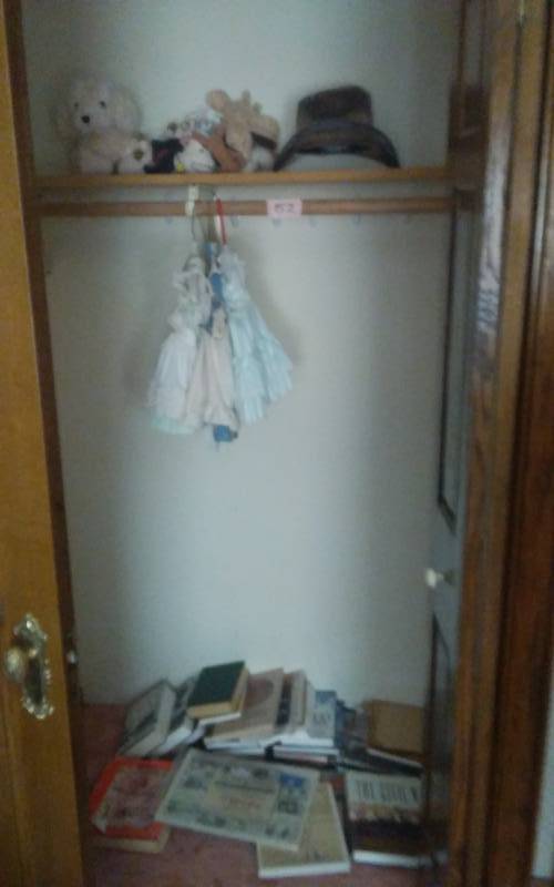 lot 52 image: Closet Contents