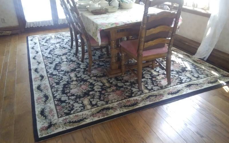 lot 62 image: Large Area Rug 136x98, Small Area Rug 58x28 Matching