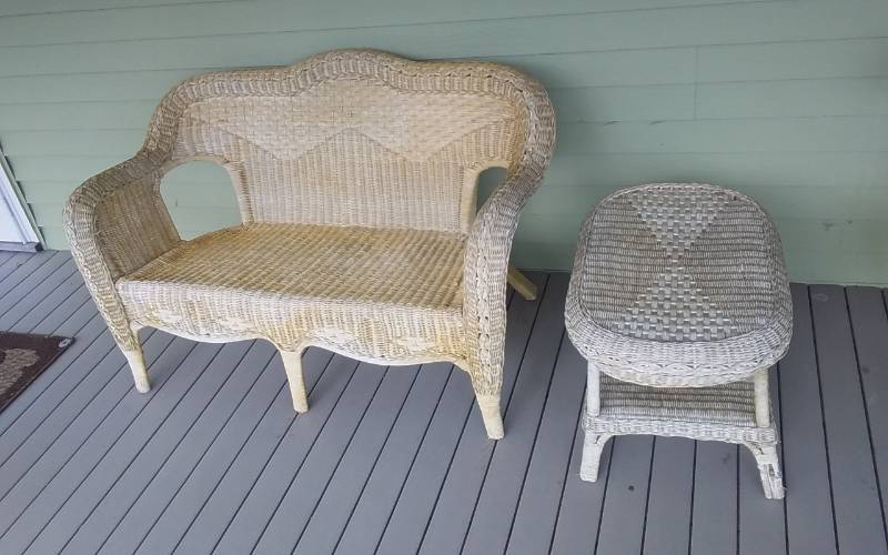 lot 64 image: Wicker Love Seat & Table