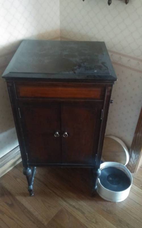 lot 74 image: RCA Victrola (Wind Up) Record Player & Box Of Old Records