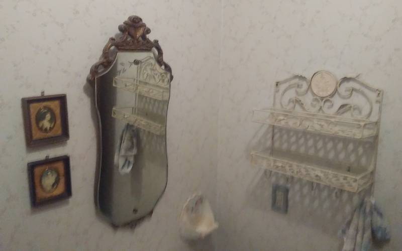 lot 76 image: Bathroom Decor